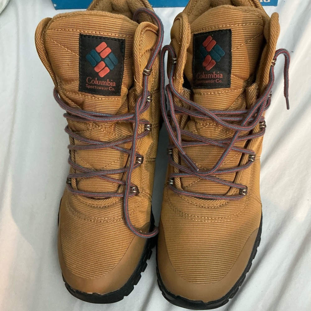 Columbia Fairbanks Omni heat boots,
Very warm they retain heat. Size 10